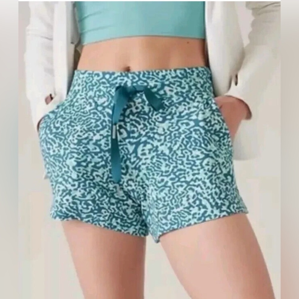 Athleta Balance 4" Shortie SHORTS(Waist 30”
Length 13”)